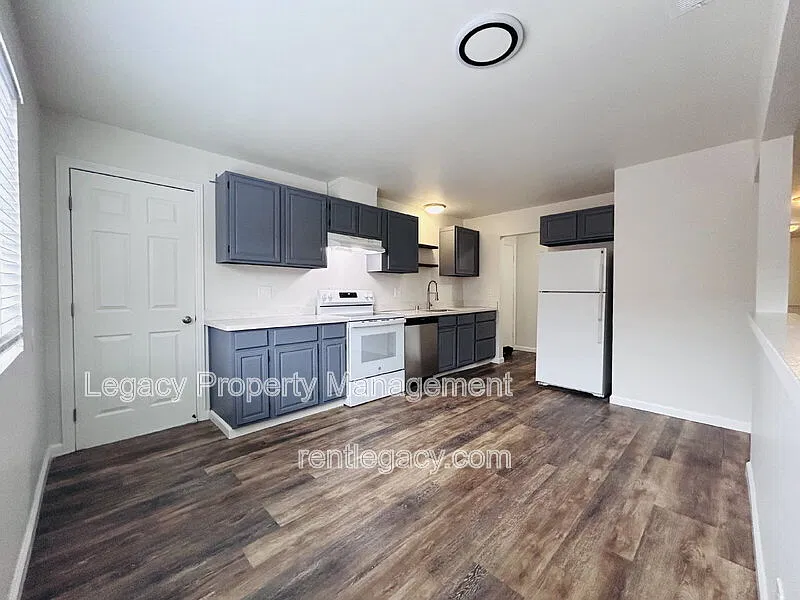4 bed, 2.0 bath, 1274 sqft, $3,500 — Photo 4