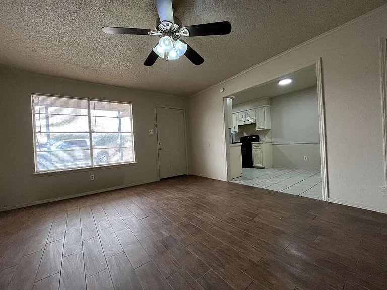 7405 Waco Ave #B — Photo 3