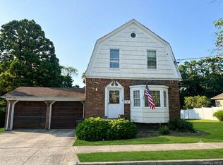 32 Aldred Ave, Rockville Centre, NY 11570