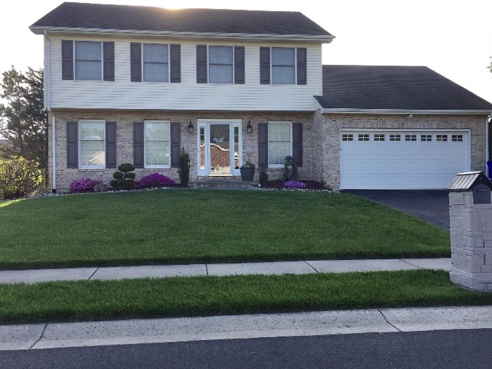 1st image of 32 Monticello Dr