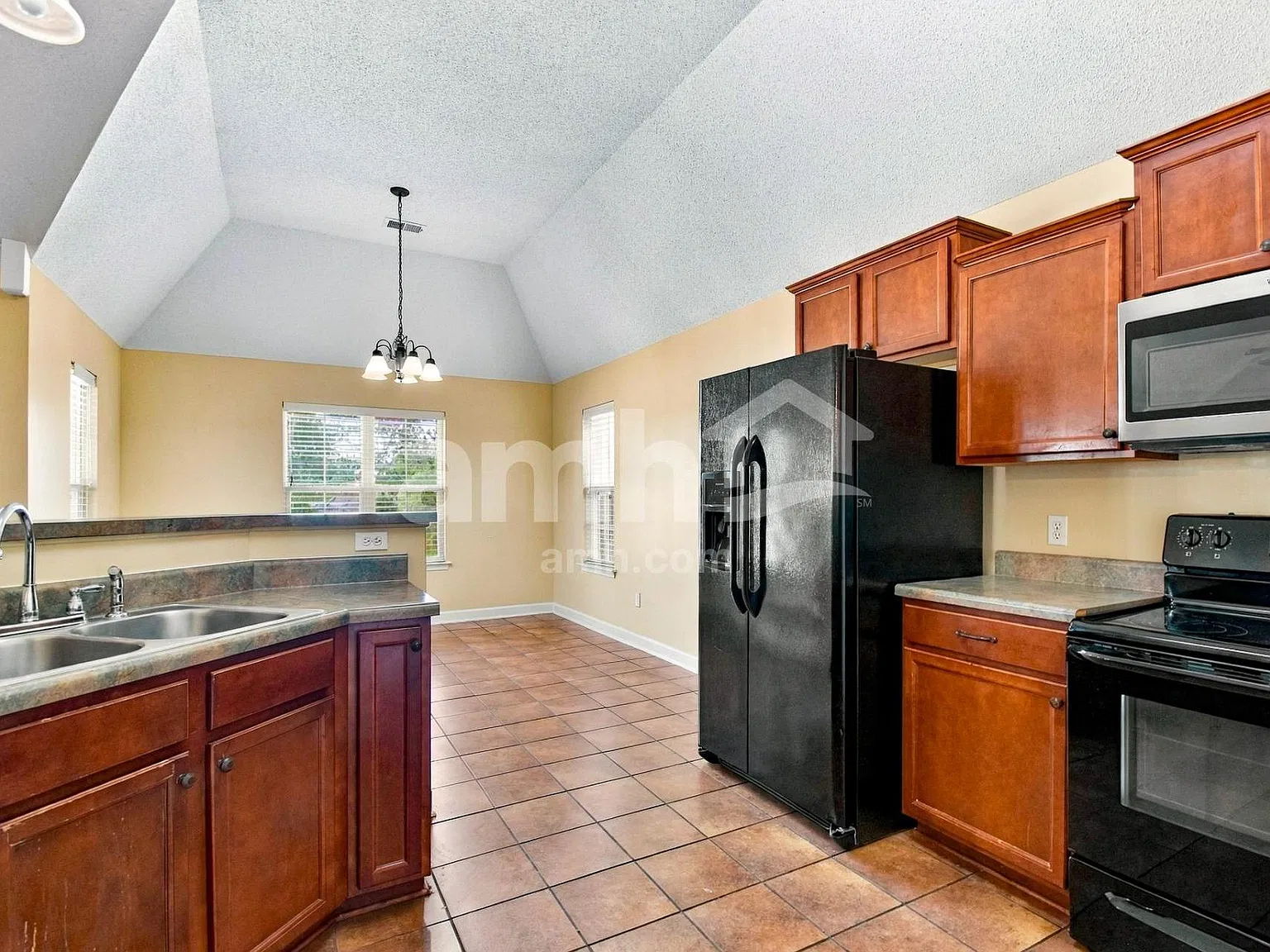3 bed, 2.0 bath, 1606 sqft, $2,080 — Photo 3