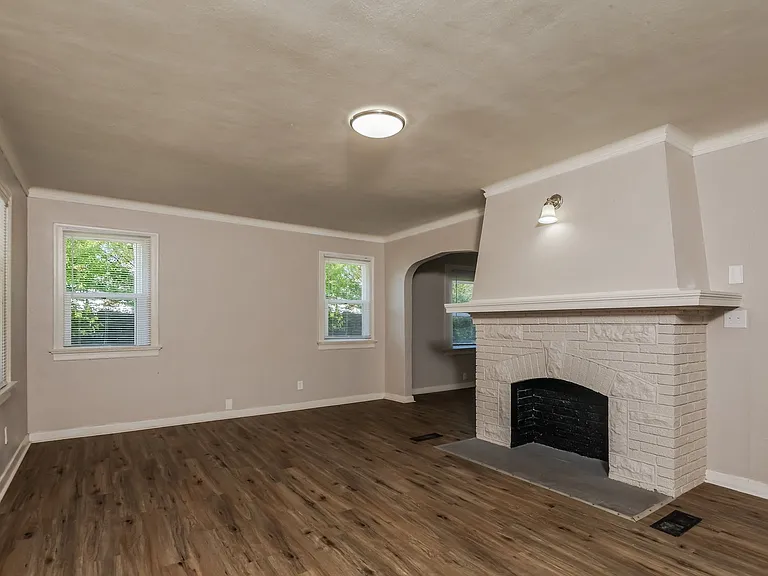 1129927_018_living_room_13189909.jpg