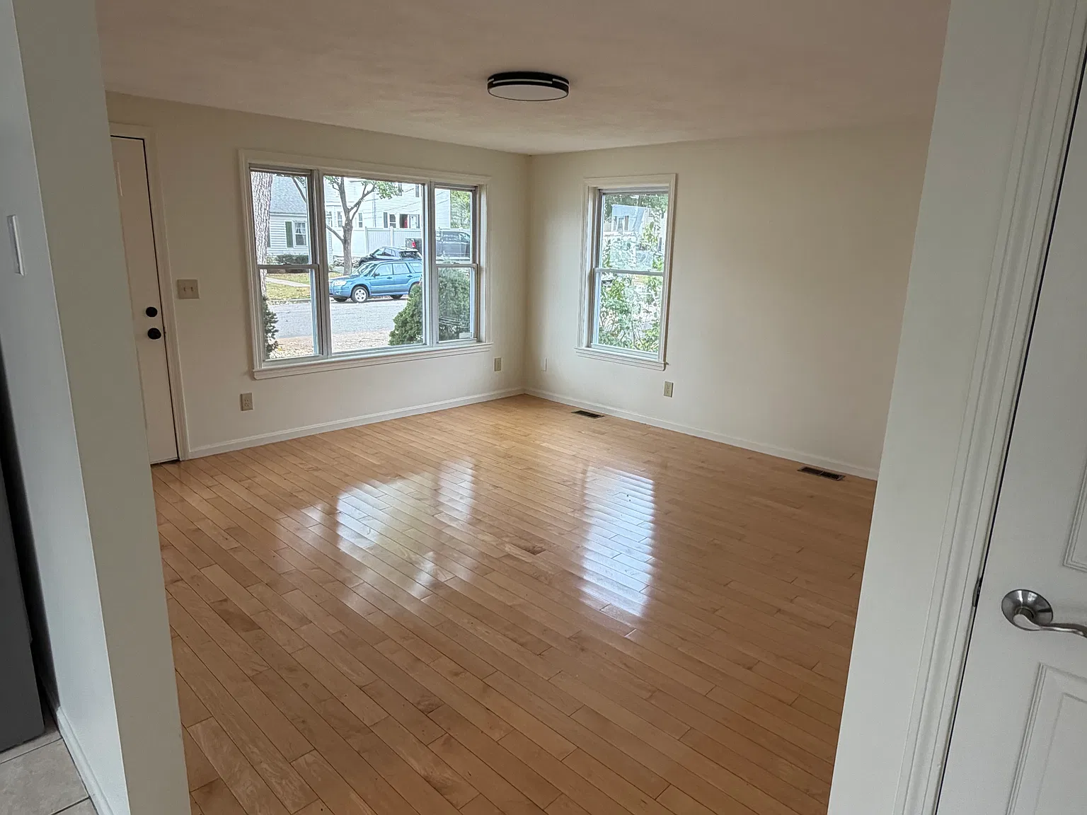 3 bed, 1040 sqft, $3,300 — Photo 3