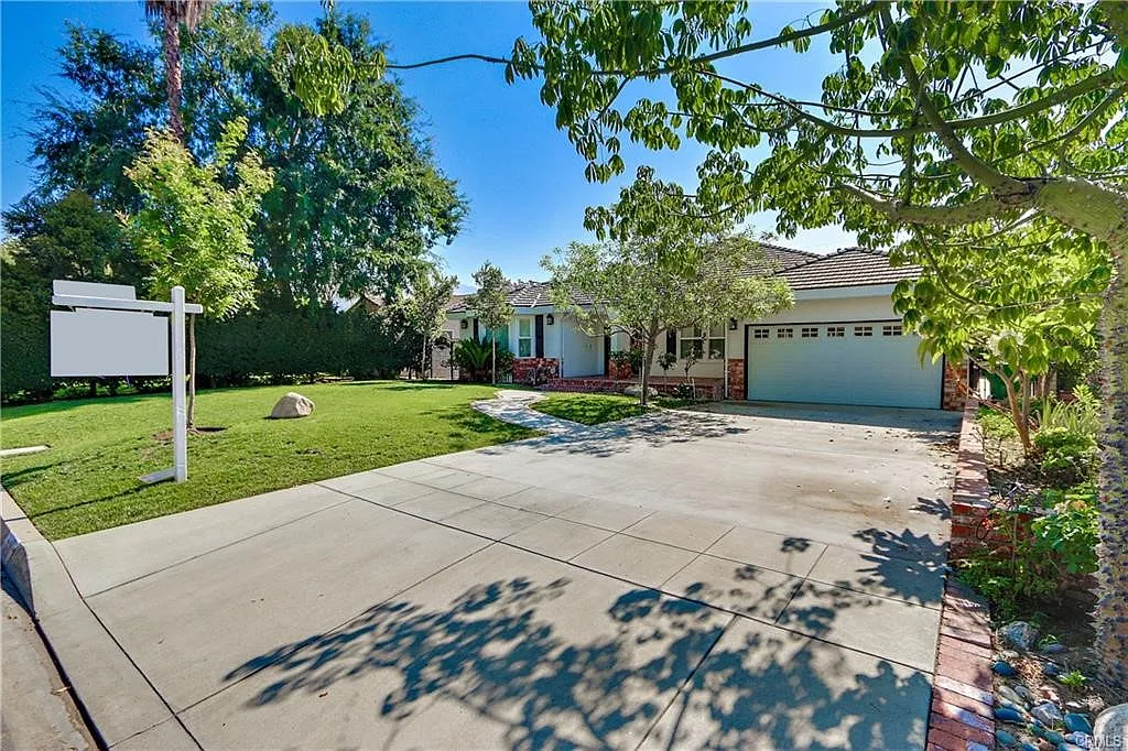 5 bed, 3277 sqft, $7,980 — Photo 2