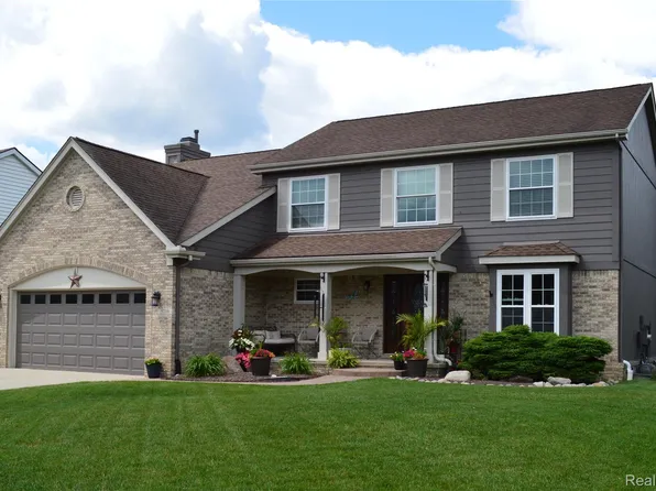 5708 Berwick Ct, Clarkston, MI 48346
