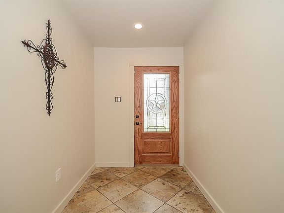 The sunlight floods into this beautiful entry! With a gorgeous glass door âyouâll be proud to welcome your guests into this cheerful foyer.