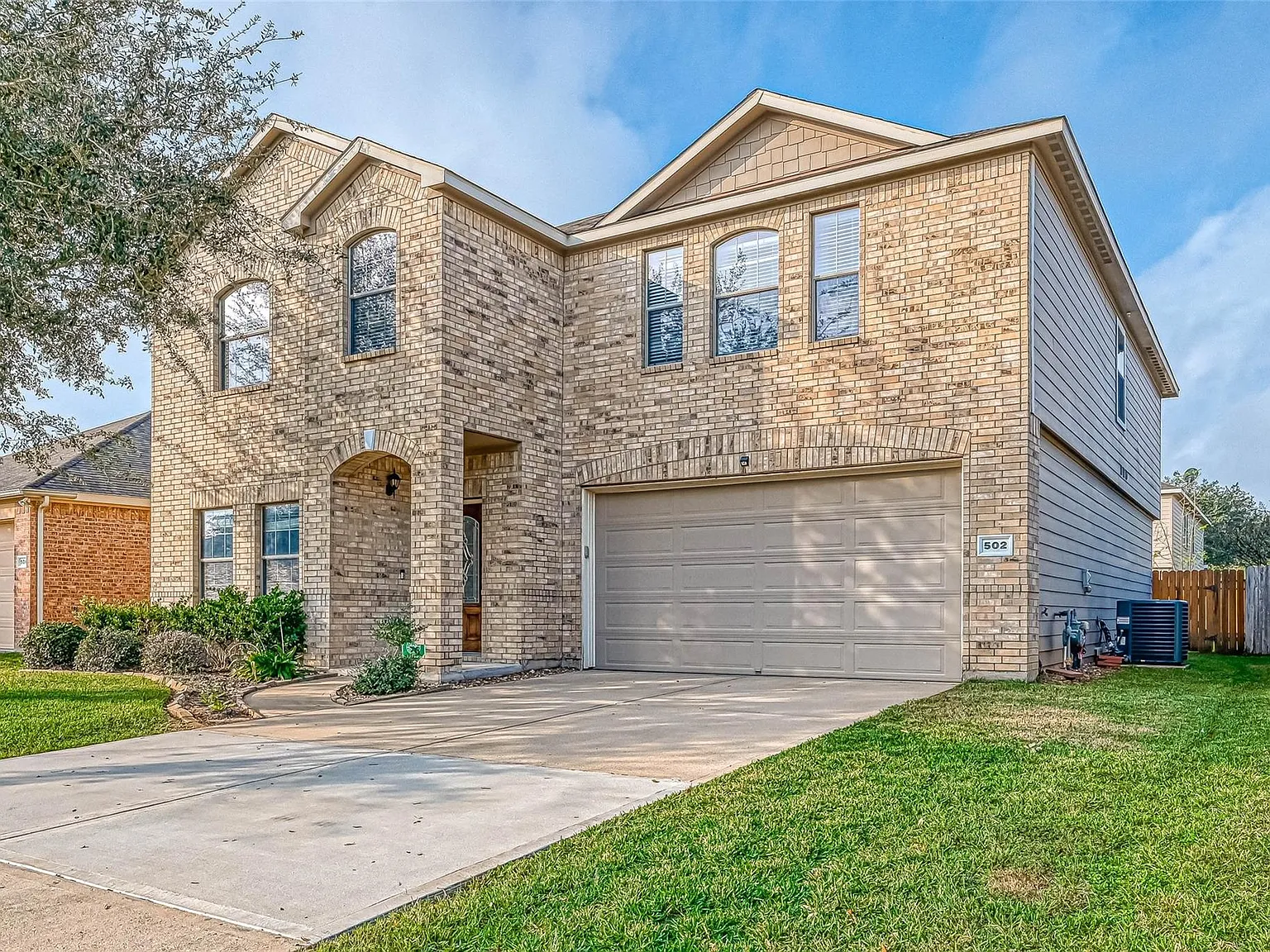 5 bed, 4.0 bath, 3682 sqft, $2,800 — Photo 2