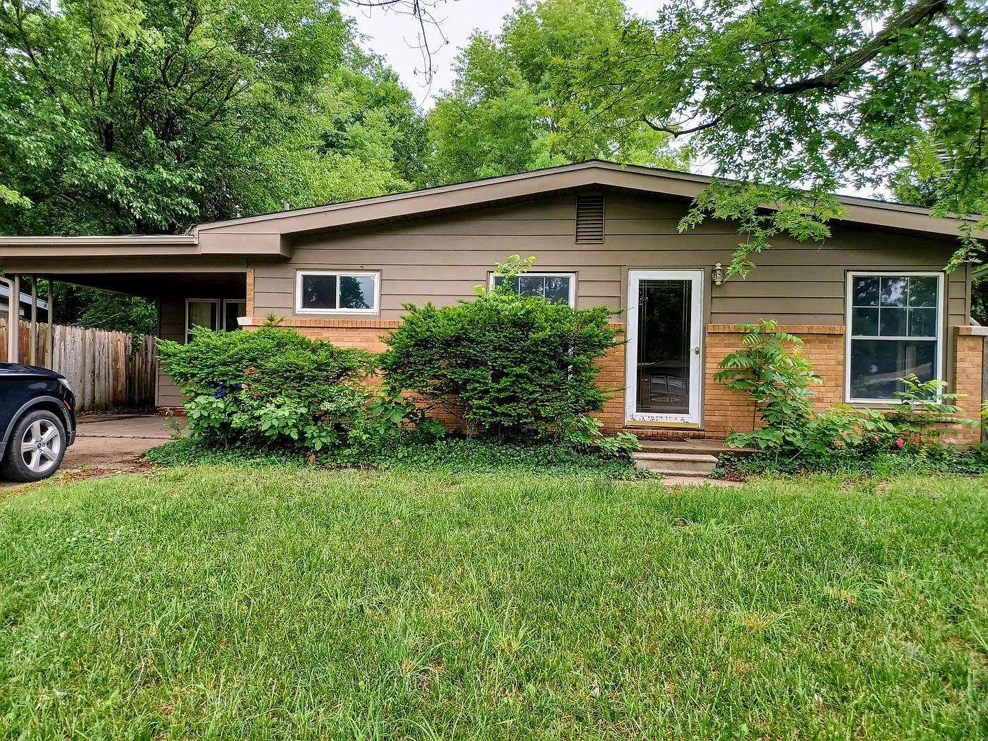 Spacious 4 bedroom, 1 1/2 bath home in Park City — Photo 1