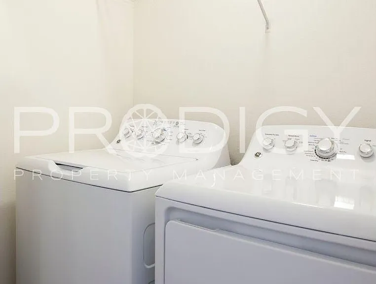 674 N Hydra Pl #B — Photo 5