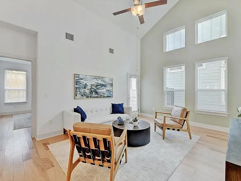 1404 Casa Dr — Photo 3