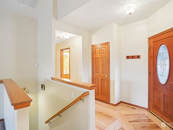 4th image of 442 Lake Louise Drive SW