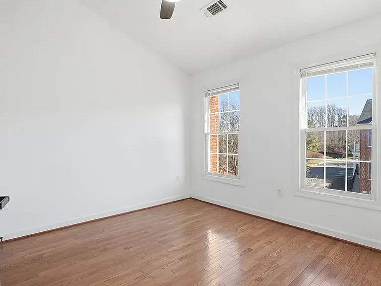 4550 Fair Valley Dr — Photo 21
