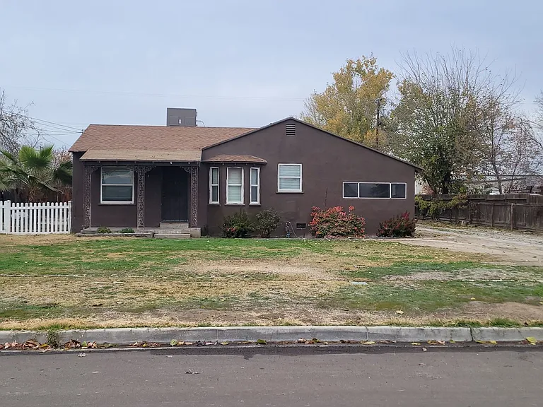 9820 Greenacres Dr — Photo 2