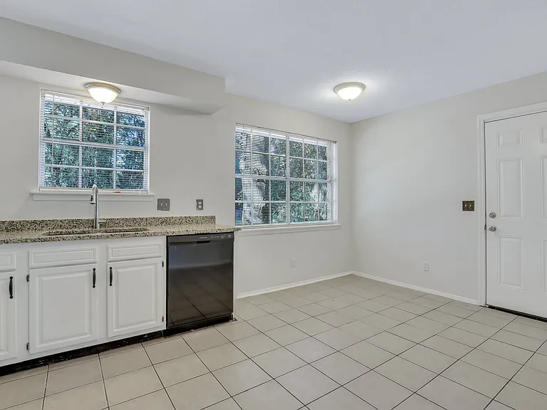 423 Edgewater Rd — Photo 5