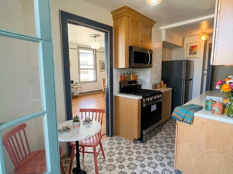 New kitchen, tons of natural light. New appliances.