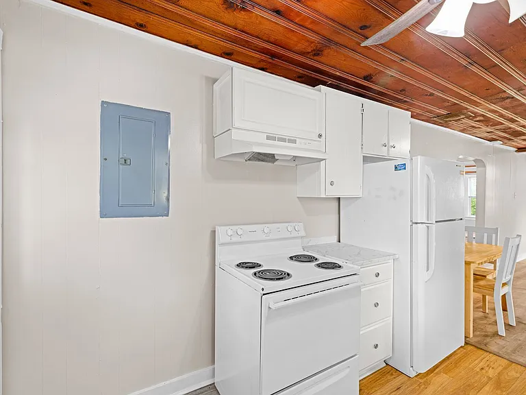 682 E Ocean Rd — Photo 10