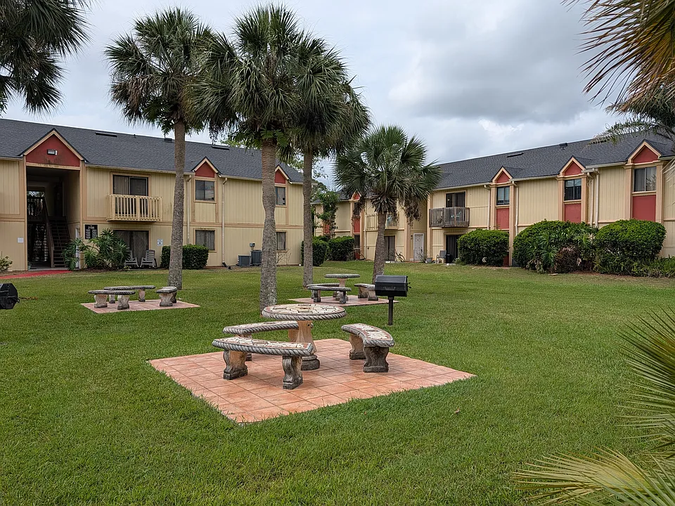2130 Forest Knoll Dr NE #111