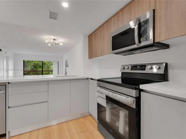 10227 NW 9th Street Cir #3-304, Miami, FL 33172