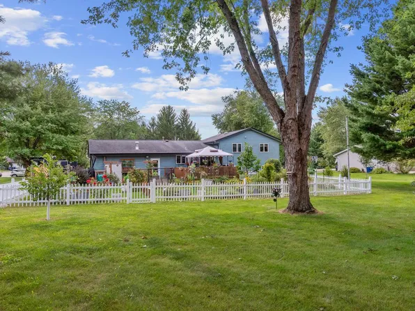 5136 William Tell DRIVE, West Bend, WI 53095