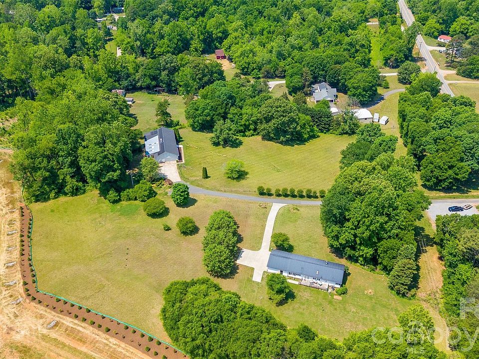 2nd image of 2001 Fountain Ln