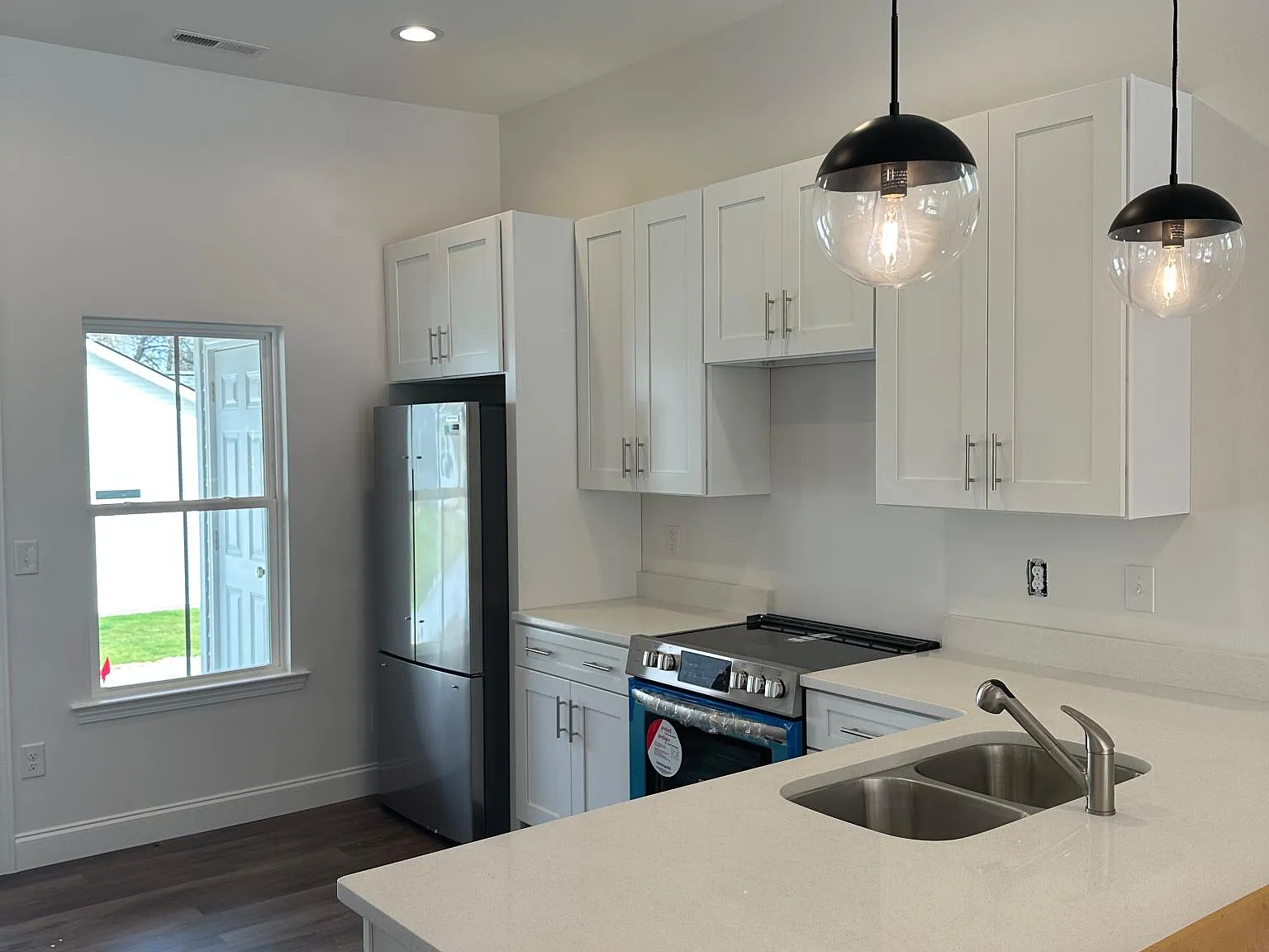 110 Lakeside Dr — Photo 2