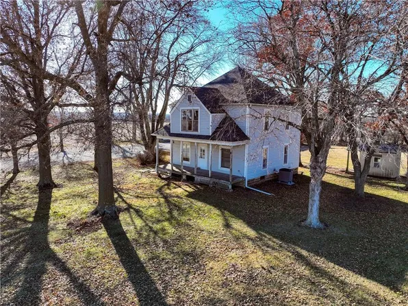 2083 Linden Rd, Hiawatha, KS 66434