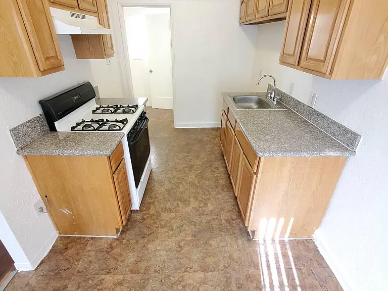 1124 Huntington Dr #H — Photo 7