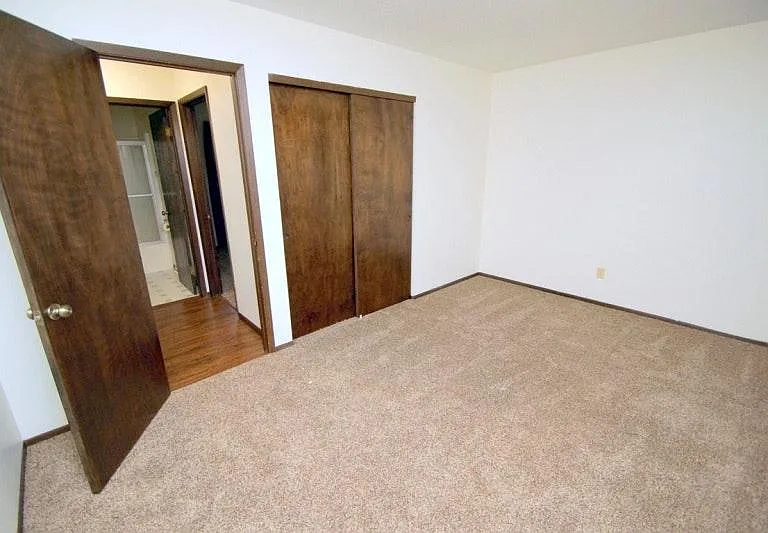 1139 N Pioneer St — Photo 7