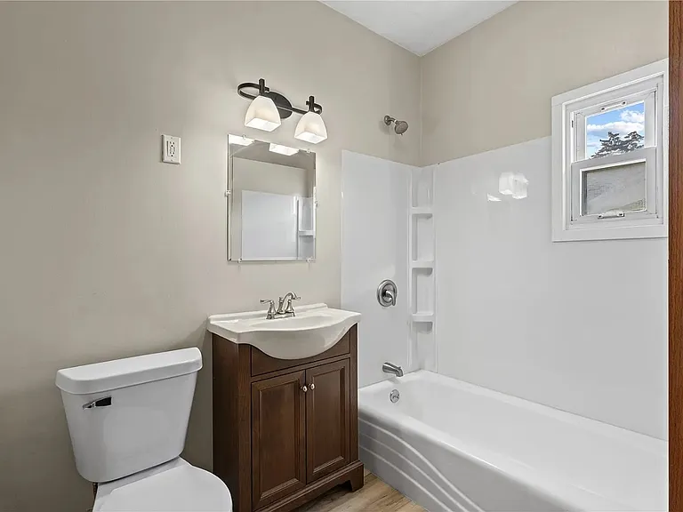419 21st St NE — Photo 5