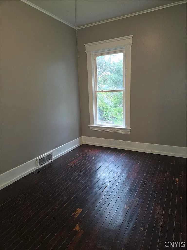 2 bed, 1.0 bath, 5114 sqft, $1,100 — Photo 2