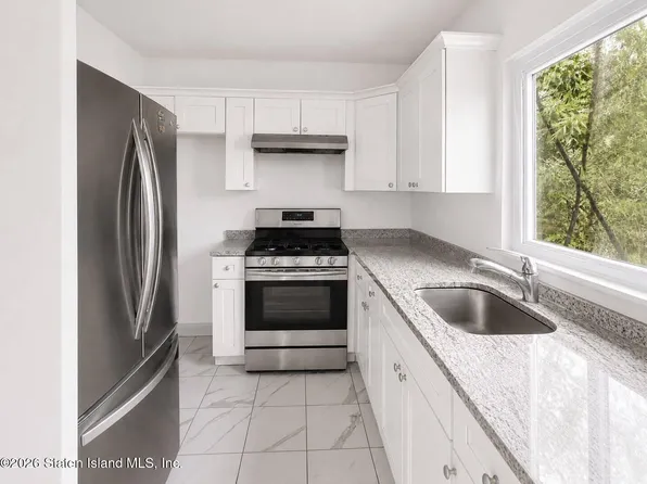 49 Center Pl, Staten Island, NY 10306