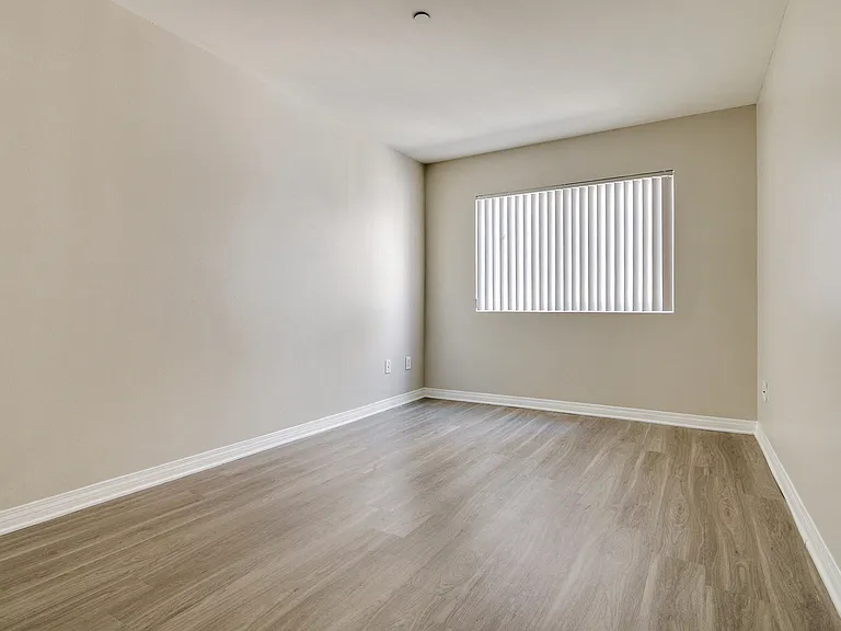 821 Wilcox Ave — Photo 9