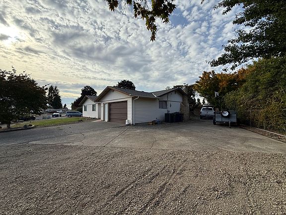 3rd image of 1305 Wilshire Dr