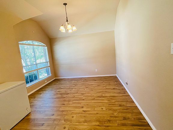 5th image of 1605 Castle Creek Dr