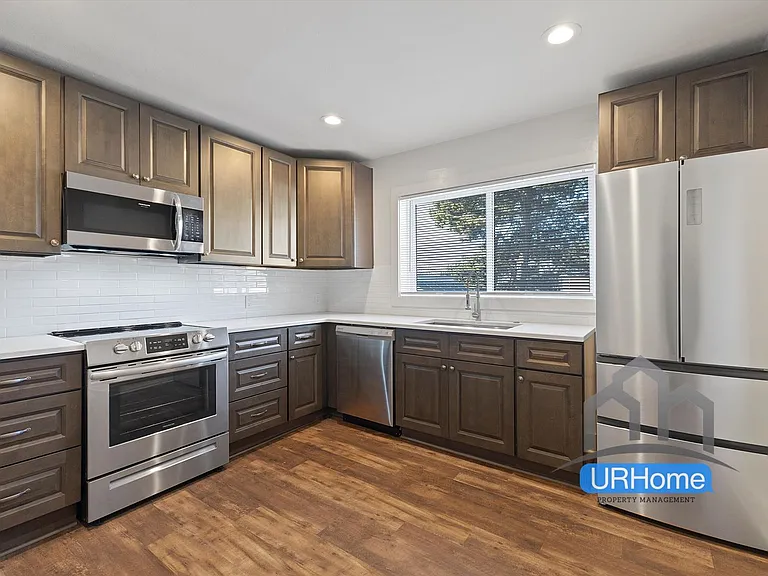 242 SE Washington St — Photo 2
