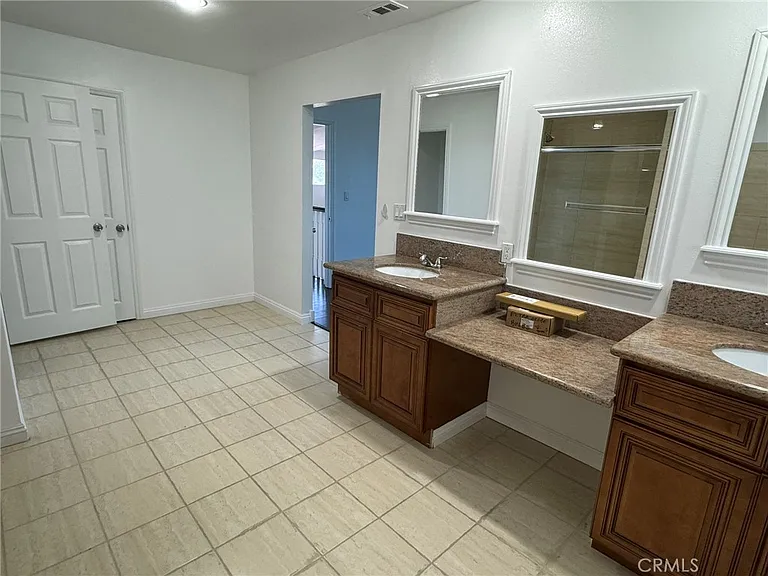 1041 W Acacia Ave — Photo 19