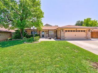 6910 NW Sprucewood Dr, Lawton, OK 73505