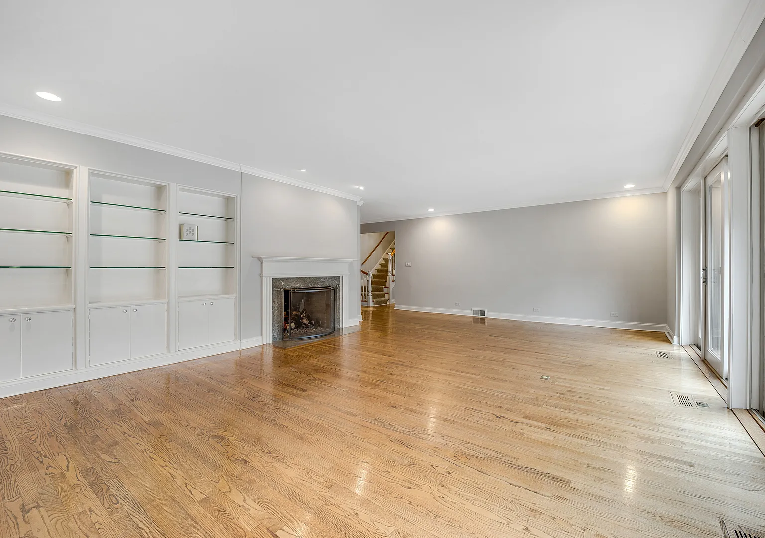 4 bed, 4.0 bath, 3400 sqft, $8,000 — Photo 2