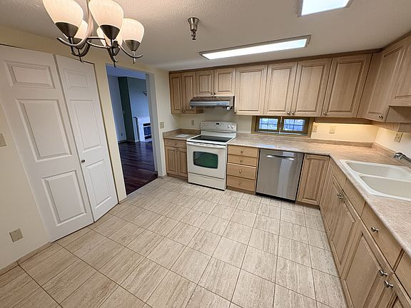 4th image of 5733 Cambie St #1544675