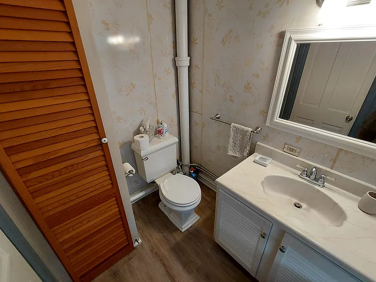 823 1/2 Long Ct — Photo 3