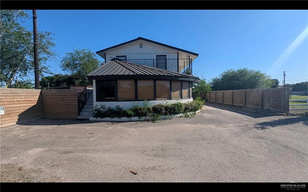 2 bed, 1.0 bath, 720 sqft, $850 — Photo 2