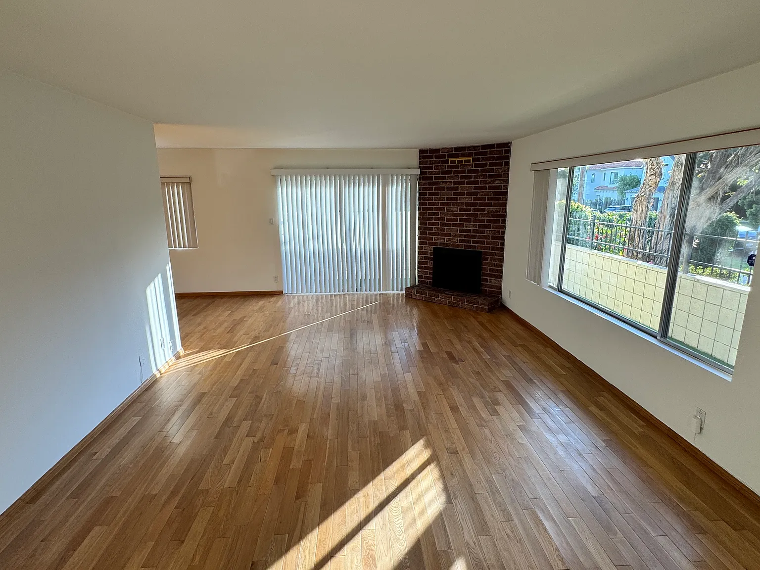 3 bed, 2.5 bath, 1400 sqft, $4,595 — Photo 2