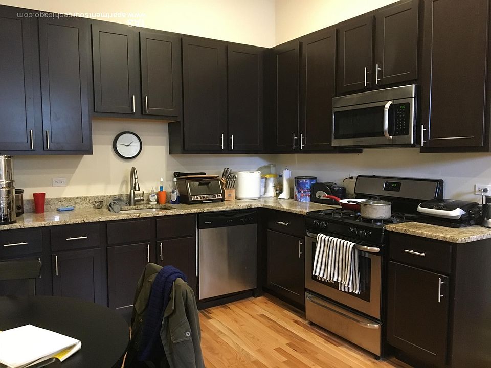 2nd image of 2059 W Roscoe St #1F