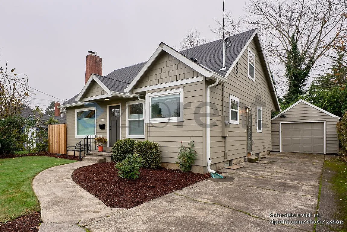 3 bed, 2400 sqft, $3,411 — Photo 2