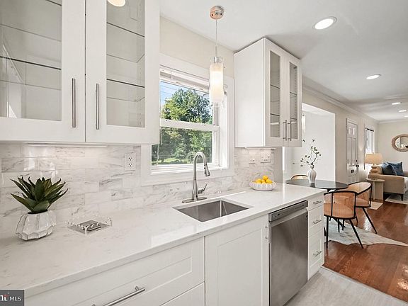2nd image of 5985 Wilson Blvd