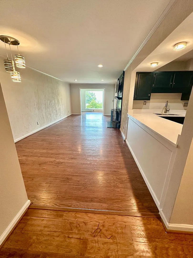 Spacious 2 Bedroom, 2 Bathroom Condominium with City Views — Photo 4