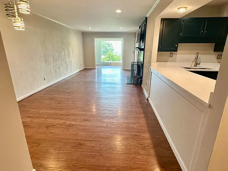 2455 Arlington Cres #1A — Photo 4
