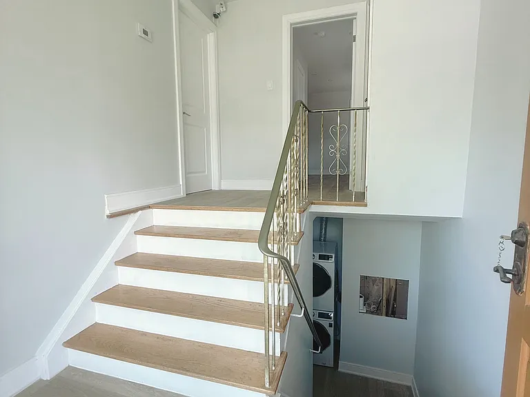 248 Fairglen Ave — Photo 3