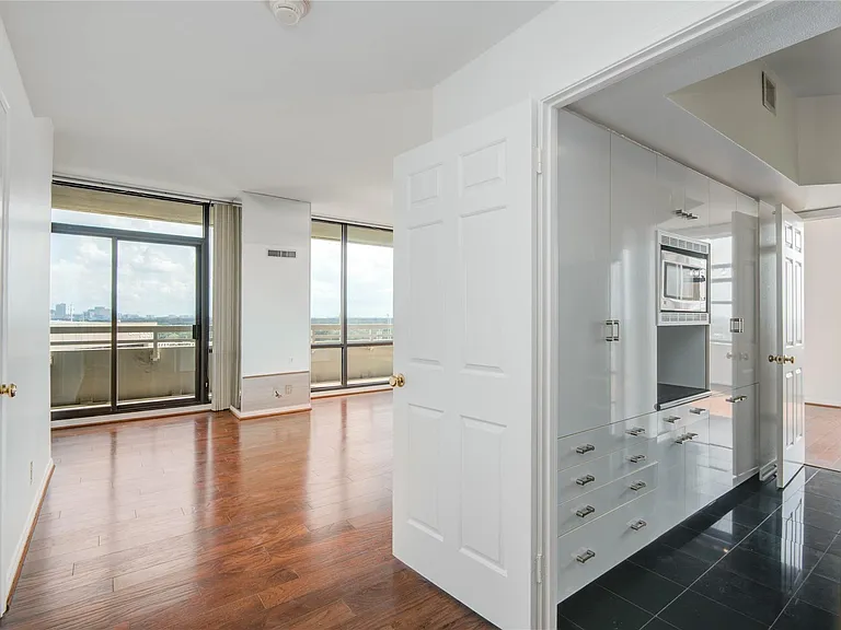 15 Greenway Plz #10G — Photo 14