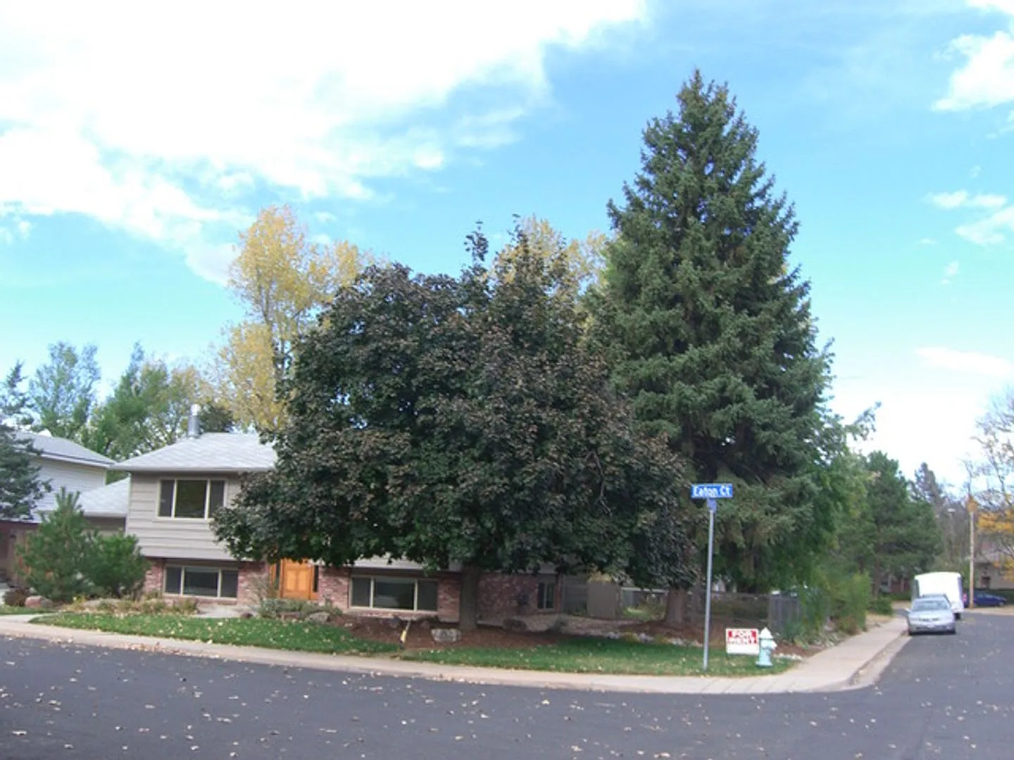 Beautiful 4 Bedroom Split-Level Home with Fenced Yard — Photo 2